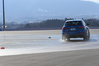 ダブルレーンチェンジのコースをクリアする「RS Q3」。フルブレーキングからの車線変更もダブルレーンチェンジも、車重の軽いクルマのほうがはるかに操作が楽だった。