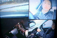 
	テスト車の内部には複数のオンボードモニターがあり、ドライバーの目線やハンドル操作の様子がビデオに記録される。自分のドライビングを客観的に検証できるように、当日の“おみやげ”としてもらえる。
	 