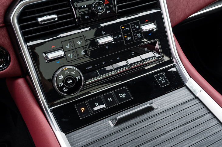 シフトセレクターはプッシュボタン式。その周囲にドライブモードセレクターやトランスファーの切り替えスイッチ等が機能的に配置されている。