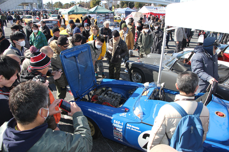 「ホンダS」シリーズの動態保存を目的に1976年に設立された、日本車のワンメイククラブの草分け的存在である「ホンダツインカムクラブ」。NYMにもクラブスタンドができた当初（はっきりとはわからないが30年くらい前？）からの皆勤賞である。これは「S600レーシング」のエンジン始動パフォーマンスに、ギャラリーが集まったところ。