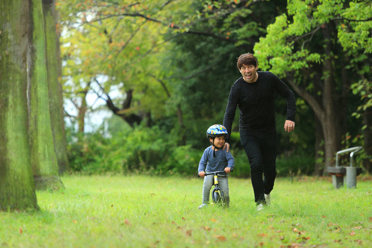 公園で遊ぶ、サッシャさんと息子さん。
