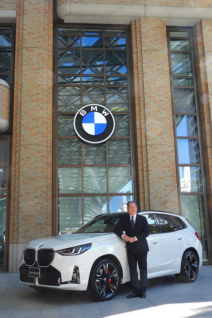 「BMW X3 M50 xDrive」とBMWジャパンの長谷川正敏代表取締役社長。