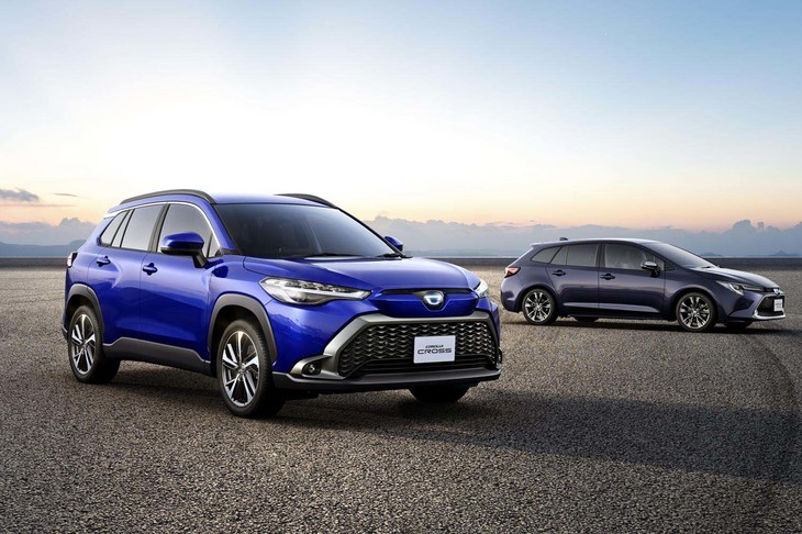 「カローラ クロス」（写真左）と「カローラ ツーリング」（同右）。
