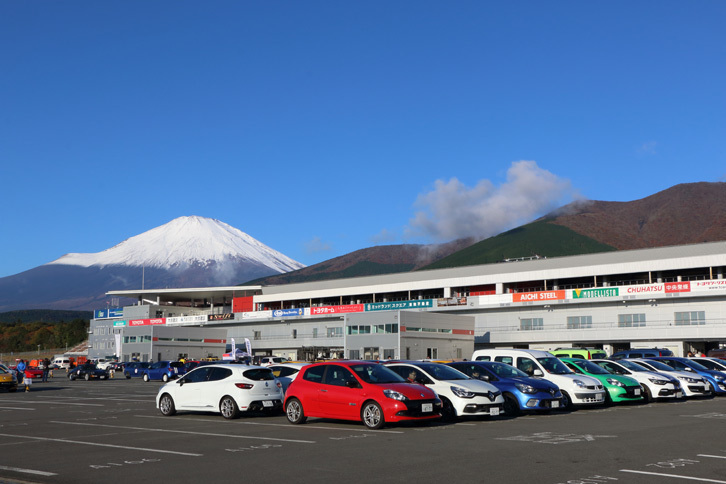 晴天に恵まれた富士スピードウェイ。雪化粧をまとった美しい富士山の姿を眺めることもできた。