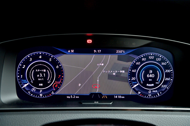 12.3インチの大型ディスプレイによる、フルデジタルメータークラスター“アクティブインフォディスプレイ”が備わり、速度計やエンジン回転計のほか、ナビゲーションと連動した地図も表示される。