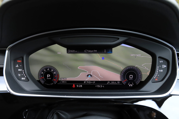 液晶モニターいっぱいにカーナビの地図を表示した様子。写真のように燃料計とエンジンの水温計はモニター外に設けられている。