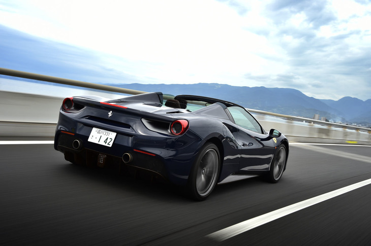 「488スパイダー」は磁性流体ダンパーシステムを装備。優れたコーナリング性能と快適性の両立が図られている。