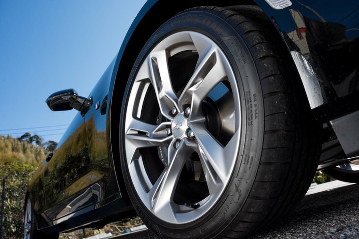 タイヤサイズは前が245/40ZR20、後ろが275/35ZR20と、モダンなスポーツモデルらしく大径・低偏平。取材した車両はグッドイヤーのハイパフォーマンスカー用タイヤ「イーグルF1アシメトリック3」を装着していた。