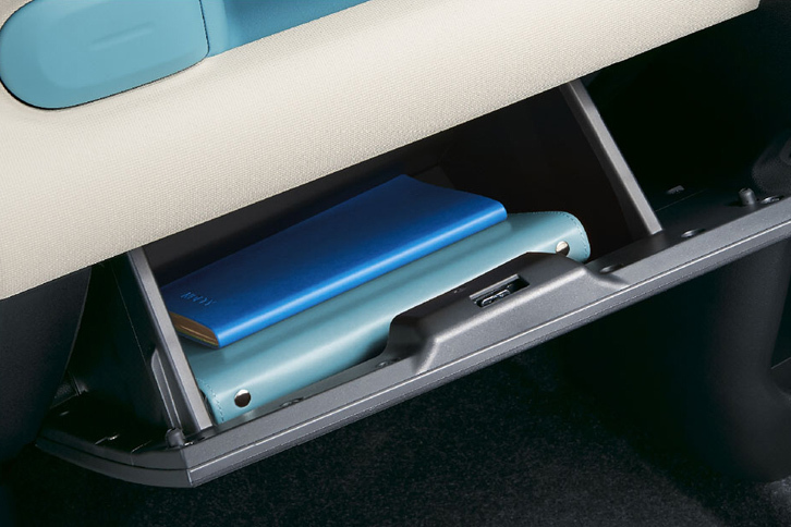 インパネトレイの下にはふた付きのグローブボックスも装備。使用頻度の低いものや外から見えないほうが好ましいものは、こちらに収納。