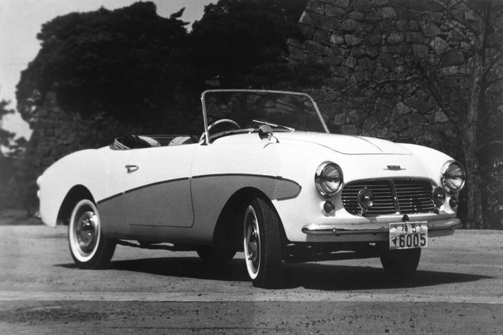 「ダットサン210」系のシャシーを基に開発された2代目「ダットサン・スポーツ」（S211）。同車の改良版であるSPL212型で初めて「フェアレディ（当時の表記はフェアレデー）」の名が採用された。