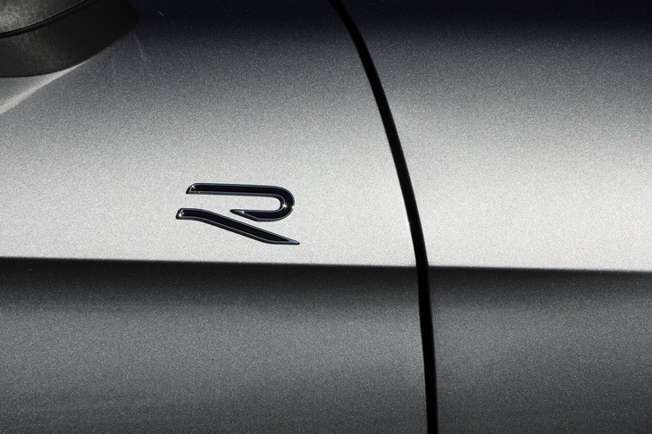 ドアパネル前方には、シンプルにして象徴的な「R」エンブレムが添えられる。