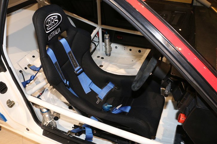 1脚だけ装着されたフルバケットシート。車内に張り巡らされた白いロールバーが物々しい。