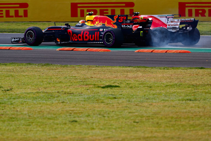 オープニングラップで見られたフェルスタッペン（写真手前）とベッテル（同奥）とのつばぜり合い。タイトルとは無関係なフェルスタッペンは、予選で初ポールを逃し2位と悔しい思いをしたが、レースでは、優勝したマレーシアGP同様にアグレッシブに攻めてトップ奪取に成功。その後は圧倒的なスピードで後続を引き離し、今季2勝目を飾った。（Photo=Red Bull Racing）