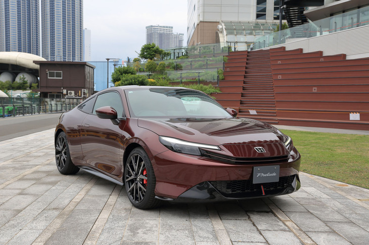 フロントとリアバンパーのアクセントカラーは、標準仕様車がブルーであるのに対して「プレリュード2027リミテッドエディション」ではレッドに変更されている。