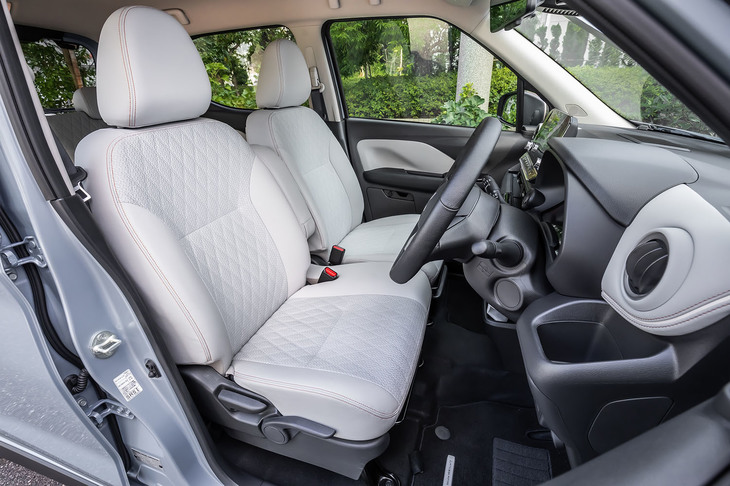 今回の試乗車両では、5万5000円の有償オプションとなる「プレミアムインテリアパッケージ」が選択されていた。写真の合成皮革／ファブリックはライトグレー色で、座面にはひし形を模したデザインが施されている。