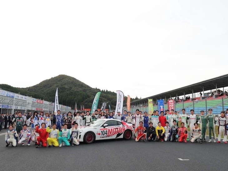 日曜日に行われた決勝レース②では、全ドライバー集まっての写真撮影がありました。こちらはクラブマンシリーズ エキスパートクラスの全体写真です。シリーズ参戦、スポット参戦、オーナードライバー、社員ドライバーなどいろいろな方がいるクラブマンシリーズ。この中でシーズンを通して戦うことで、本当に多くを学び、成長することができました。全員ライバルですが、皆さん全員に感謝しています！