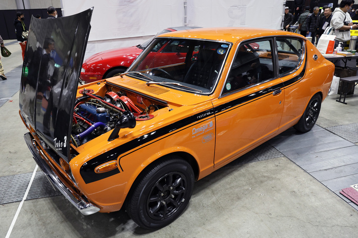 日本そして世界でも唯一であろう「日産チェリー」のスペシャリストである広島の竹口自動車のデモカーである初代「チェリー2ドアX-1」。日産初のFF車である初代チェリーの高性能版というと「クーペX-1・R」を思い浮かべる人が多いだろうが、“和製ミニクーパー”の異名をとったのはこちら。サイドストライプは当時の純正オプションである。