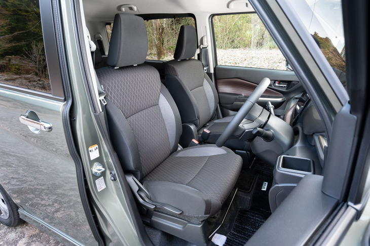 シートの仕様は基本的にMHEVと共通。前席はセパレート式で、高い室内高とも相まって後席へのウオークスルーが可能となっている。