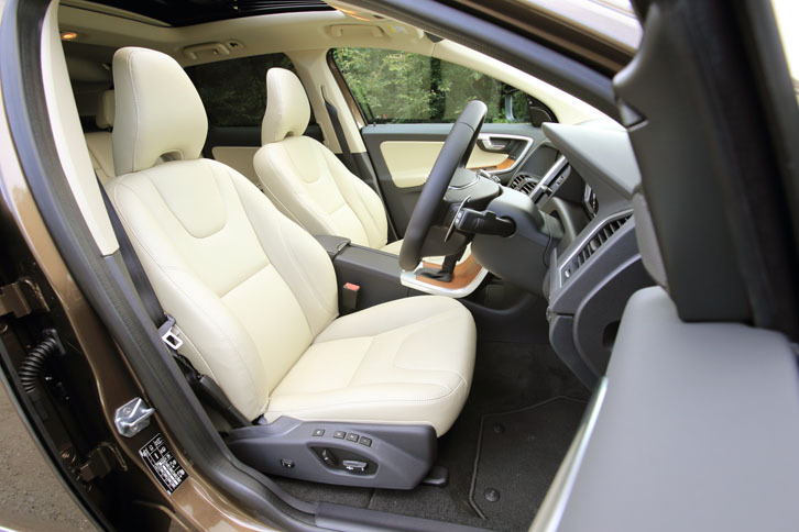 本革シートが標準装備されるが、テスト車の前席にはオプションのスポーツシートが装着されていた。いずれもポジションメモリー機構を備える。