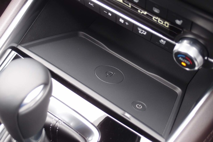 マツダCX-5 XDエクスクルーシブモード（スマートフォンの非接触充電トレー）