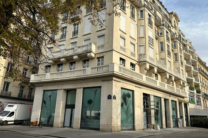 2010年に旧FCAが鳴り物入りでロン・ポワン・シャンゼリゼに開設したショールーム跡。同施設は2021年に撤退。現地報道によれば、一時過激化したデモと新型コロナ外出規制がきっかけだったという。しかし筆者に言わせれば、“本当の”シャンゼリゼ通りから離れていて、客足が限られていたのが理由だったと思う。現在は、あるファッションブランドが開店準備中だった。