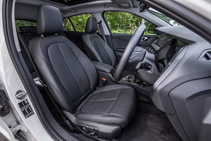 試乗車に装備されていたパーフォレーテッドダコタレザー表皮のヒーター付き電動フロントシートは、オプションの「ハイラインパッケージ」に含まれるもの。