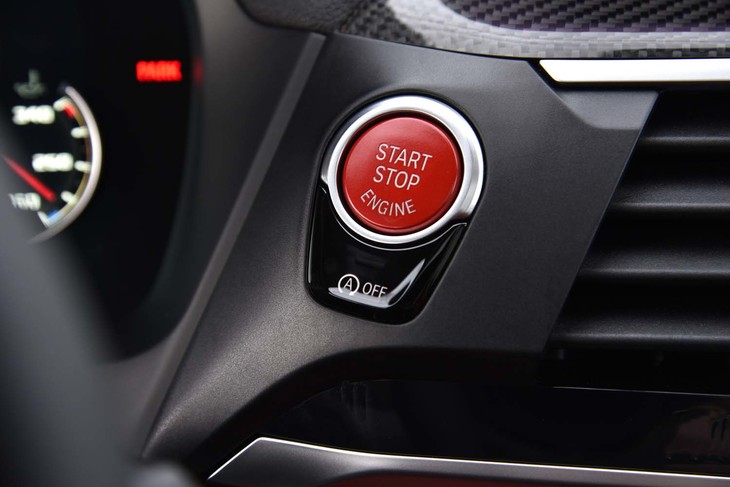 コックピットにレーシーなイメージを添える、レッドのスタート／ストップボタン。