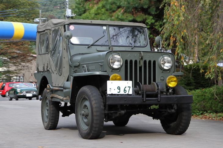 1958年「三菱ジープCJ3B-J4」。三菱による「ウィリス・ジープ」のライセンス生産は1953年から始まったが、これは米軍および自衛隊向けの左ハンドル仕様。三菱のスリーダイヤモンドとウィリスのロゴがノーズに並んでいる。