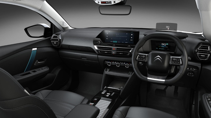 水平基調のダッシュボードで左右の広がりを強調している。