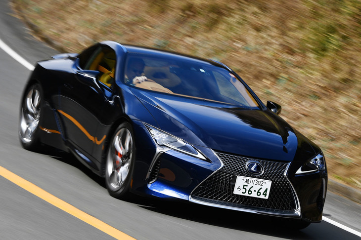 ロングノーズ＆ショートキャビンのFRモデルらしいプロポーションが特徴的な「LC」。今回の試乗車は「ディープブルー」と呼ばれるボディーカラーをまとっていた。