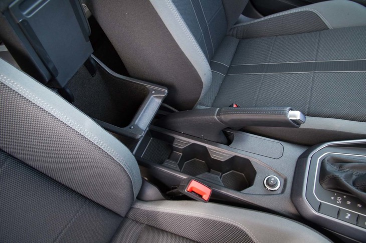 センターコンソールには、八角形のカップホルダーが2つ並んで設置されている。