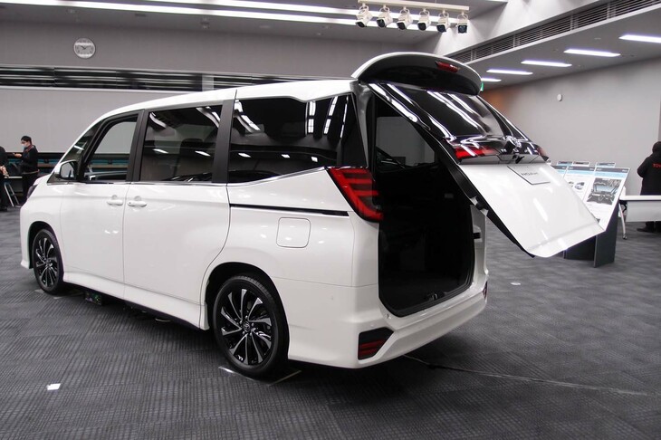 トヨタ・ノアS-Z＜7人乗り／ハイブリッド車＞（パワーバックドアを後方に70cmほど開いた状態）