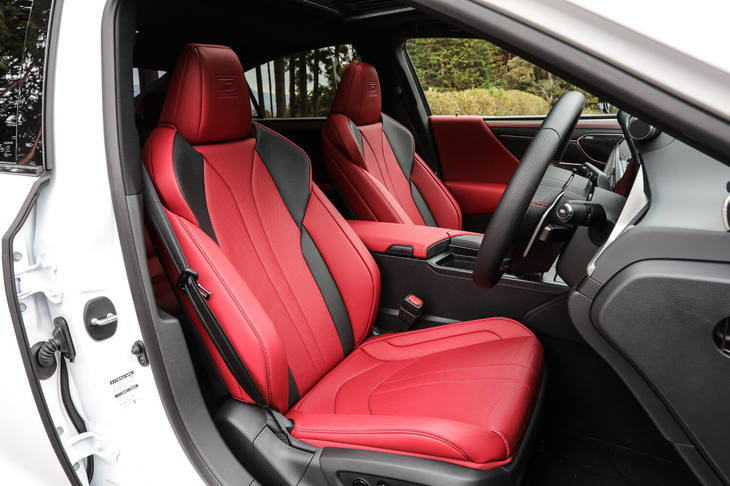 ヘッドレスト一体式となるシートバックデザインを持つフロントシートは「ES300ｈ“Fスポーツ”」の専用アイテム。アルミ製のペダルとフットレストも専用装備として採用している。センターコンソールボックスは、左右どちらからでも開き便利に使える。