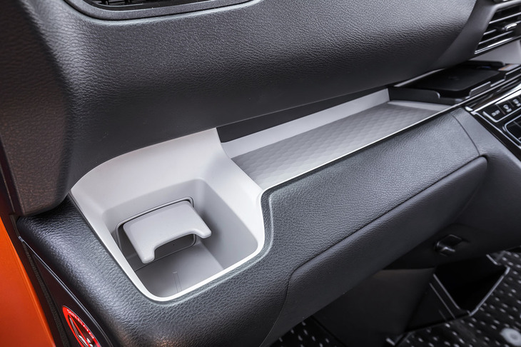 デリカミニTプレミアム（助手席ドリンクホルダー）