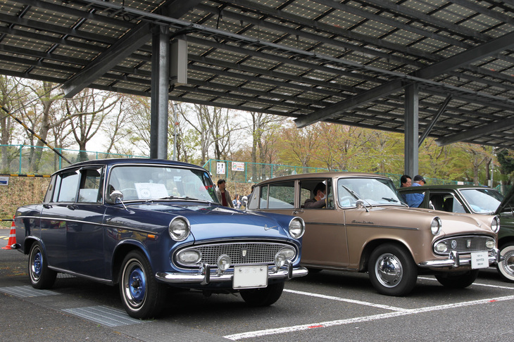 2台並んだ1964年「トヨペット・コロナ1500デラックス」。型式名RT20こと2代目コロナの最終型である。