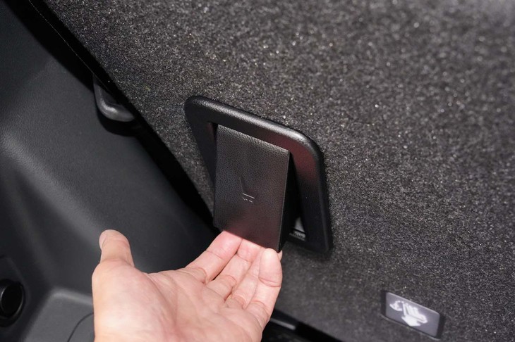 荷室側から後席をスライドできるレバーが付いたのが新しい。