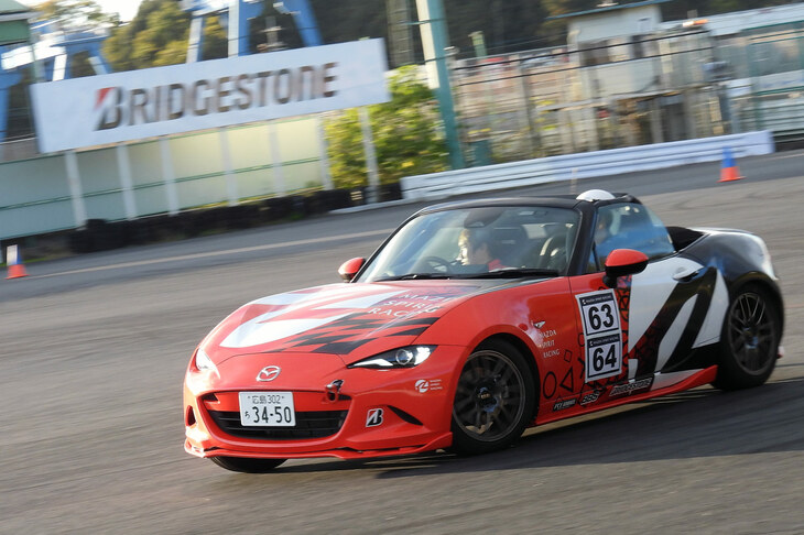 走行会参加者を助手席に乗せ、華麗な走りを披露するレーシングドライバーの柴田優作氏。