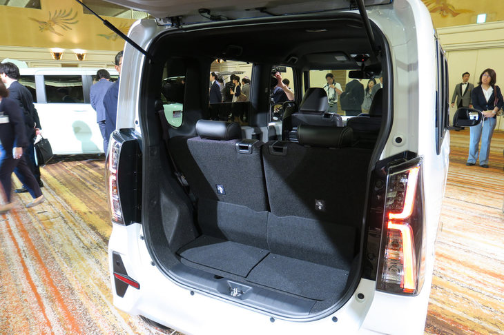 新型「タント」のラゲッジスペース。リアシートの格納が、2アクションのダイブダウン方式から1モーションのチルトダウン方式へと変更された点も、新型の大きなトピックである。