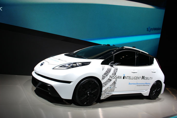 日産は自動運転の分野でNASAと、コネクテッドカーの分野でマイクロソフトと共同で研究を進めている。これは「シームレス・オートノマス・モビリティー（SAM）」を搭載した車両。「事故現場で、信号機よりも警察官の手信号を優先する」といった、高度な技術を実現した様子が、映像で紹介された。