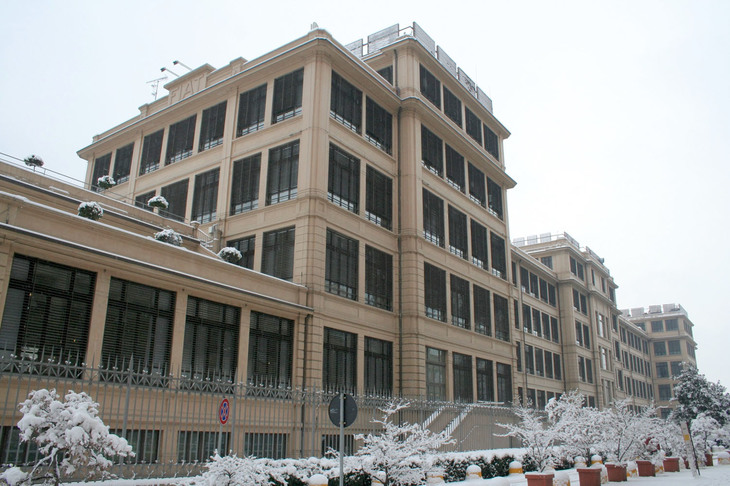 雪に覆われたフィアット旧本社屋。2006年、トリノ冬季五輪直前に撮影。