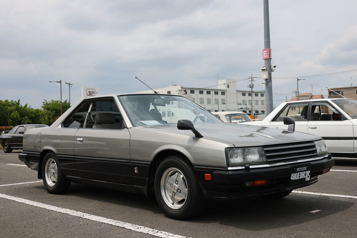 1981年「日産スカイライン ハードトップ2000RS」（DR30）。直6ではなく直4だが、日産車としてはケンメリ「GT-R」以来となるDOHC 4バルブエンジンを積んだ硬派なモデル。後にターボ仕様、俗称“鉄仮面”ことインタークーラーターボ仕様とバージョンアップしていくが、これは基本となるノンターボ仕様。