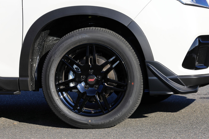 足もとにはリムの成形にスピニング工法を用いたSTI製の18インチホイールを装着。タイヤはノーマルと同じ、ファルケンのオールシーズンタイヤだった。