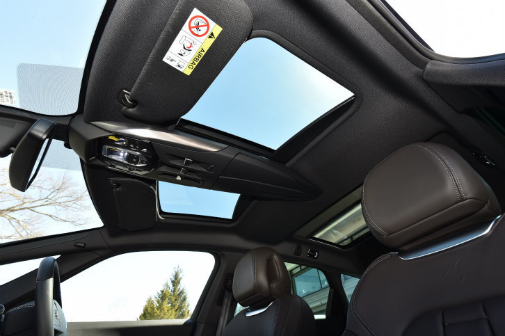 ユニークな分割式グラスルーフの「コックピットルーフ」。ルーフコンソールとともに航空機の雰囲気を演出している。