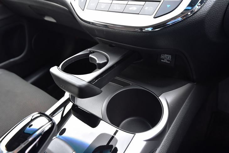 センターコンソールのカップホルダー。助手席側（写真左側）は、リンク状のホルダーを収納すれば小物を入れるトレーとして使える。