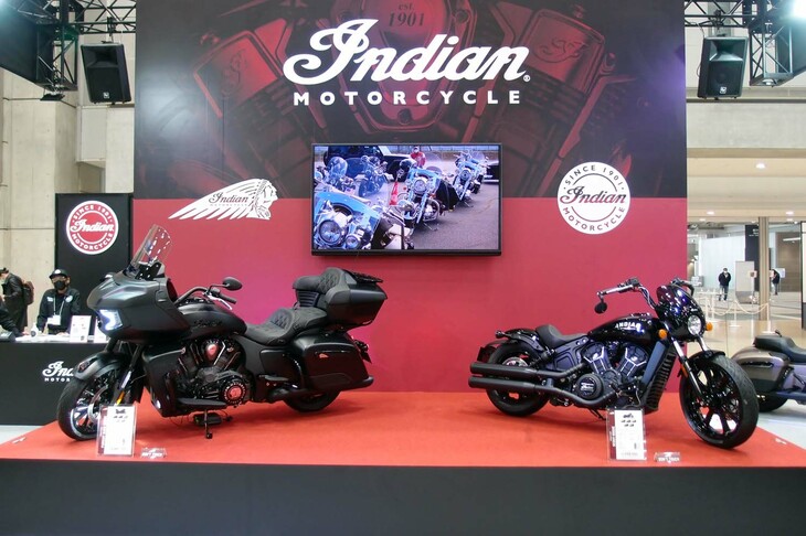 メインステージに展示された「パースート ダークホース」（写真左）と「スカウト ローグ」（同右）。