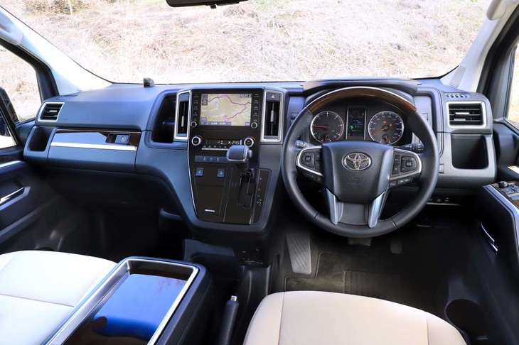 グローブボックスのふたやセンタートレイに木目調パーツを採用するなど、後席が主役のクルマながら運転席まわりの質感も高い。