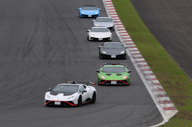 レーシングコースでもさまざまなイベントが用意された。写真はランボルギーニ限定のサーキット走行プログラム「ランボルギーニ スポーツ＆コルサ」の様子。「ウラカン」や「アヴェンタドール」が中心だが、さまざまなカラーや仕様のモデルが参加しており、非常に華やかだった。