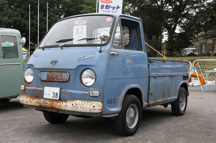 1968年「スバル・サンバー ロッカー付きトラック」。内外装は天然物（未再生）だが、エンジンとサスペンションはオーバーホール済みという2代目サンバー。ロッカーとは、荷台の下部が観光バスの床下トランクのような貨物スペースになっていることを指す。オーナーいわく、劣化していたヘッドライトを新品に替えたことで、少々変わってしまった表情が残念とのこと。