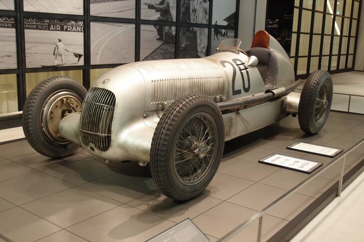 軽量化を徹底追求したことで知られるレーシングカー「メルセデス・ベンツW25」（1934年）。展示車両は、そのレプリカである。