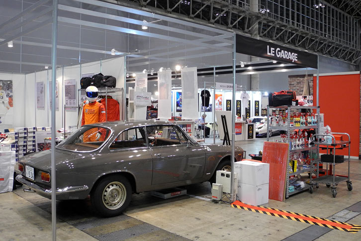 LE GARAGEのブースに展示された「アルファ・ロメオ ジュリアクーペ」。